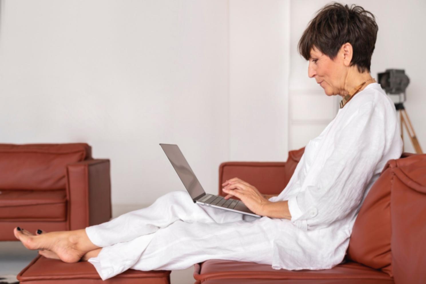 Instructor presenting market calendar analysis during live session