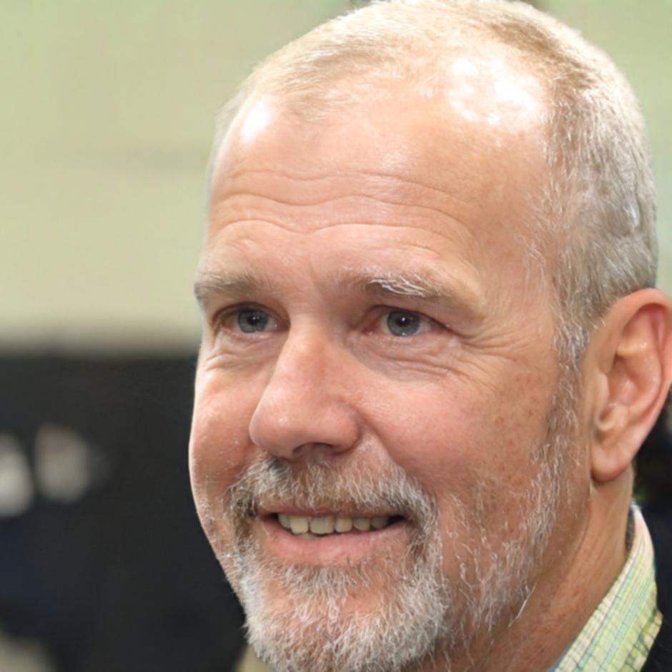 Portrait of guest lecturer Henrik Østby